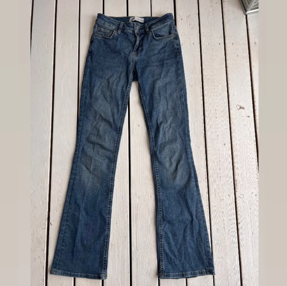 säljer minna zara jeans som jag andvänt 1 gång då jag tycker de är för korta för mig som är 166. . Jeans & Byxor.