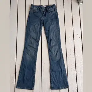 säljer minna zara jeans som jag andvänt 1 gång då jag tycker de är för korta för mig som är 166. 