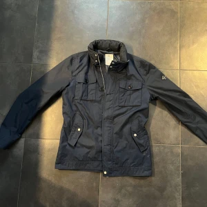 J.Lindberg Jacka - Hej! Säljer nu en trendig J.Lindberg jacka i storleken L. Skick:8/10 lite smutsig men går bort i tvätten. Nypris: Runt 3000kr. Mitt pris: 1099kr. Hör av dig vid funderingar. Hörs snart!