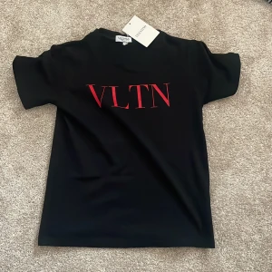 Valentino t-shirt - säljer denna valentino tisha med tags kvar, aldrig använd! pris ej hugget i sten!