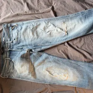 säljer mina snygg Replay jeans med slitningar då de är för små för mig. Passar dig som är runt 180 lång och relativt bred. Nypris ligger på 1799.