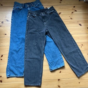 Sweet Sktbs Jeans - Säljer nu två sparsamt använda jeans från Sweet Sktbs i blå och grå färg🛹De är båda i storlek Xs och sitter baggy på mig som är 178 cm lång🙏Köper man ett par kostar det 250🐉 Par 1🟦: Kvar    Par 2⬜️: Såld