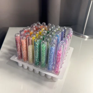 Pärlor  - Säljer dessa jättefina pastellpärlorna i olika färger och former💞 Alla rör är i princip fulla, förutom dem rören på andra bilden! Finns även elastiska band i två olika mått, om man är intresserad av det med😊 Pris går att diskutera