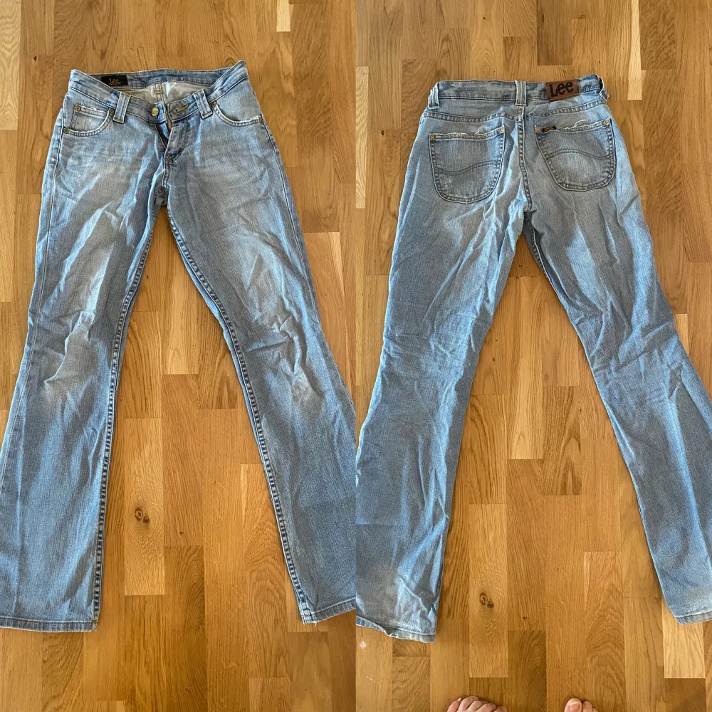 Säljer dessa låmidjade bootcut jeans från Lee. Köpta från Sellpy och använda en gång, säljer då de är lite för små i midjan så används aldrig. Skulle säga att de passar S eller 36💗 För mer info/bilder kom privat! Innerbenslängd: 88 cm Midjemått 74 cm. Jeans & Byxor.