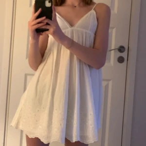 Supersnygg klänning från Zara💕 - Supersöt vit klänning från Zara, passar till både stranden och finare tillställningar. Inte använt den särskilt många gånger och är i bra skick. Storlek xs/32 💕Lätt missgärning (se bilder) men går nog absolut att få bort 💕