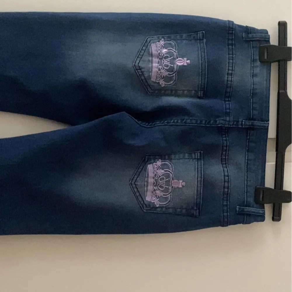 Jeans som liknar Victoria Beckham jeans, Köpta här på plick. Inte alls använda endast testade. Säljer på grund av att de var för korta på mig💗. Jeans & Byxor.