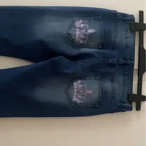 Jeans som liknar Victoria Beckham jeans, Köpta här på plick. Inte alls använda endast testade. Säljer på grund av att de var för korta på mig, passar kanske någon som är 158-164💗