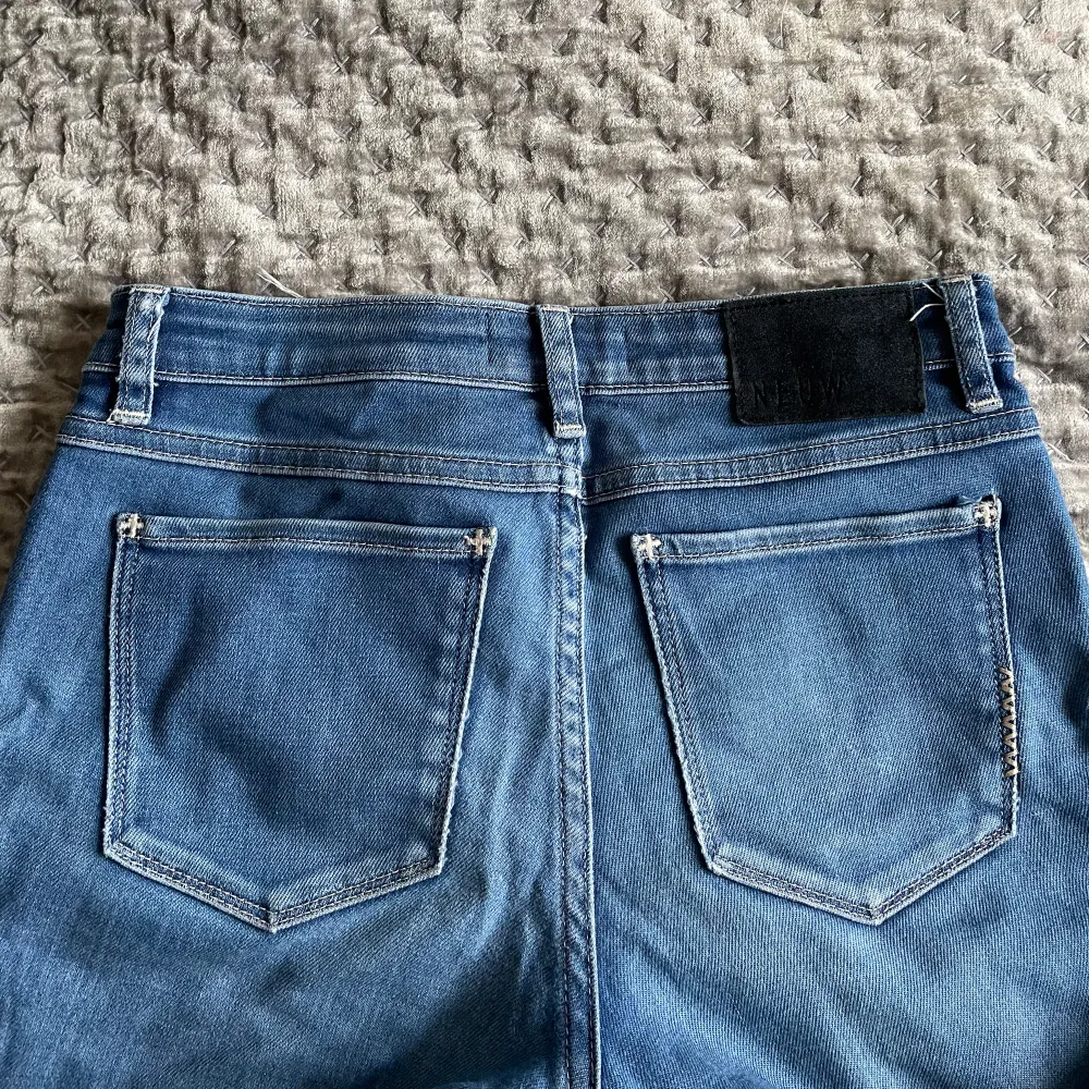 Super fina jeans från NEUW! Pris kan diskuteras! Jeansen är uppsydda men passade mig när jag var ca. 160 cm lång. Midjemåttet är 35 cm rakt över. Original storleken är 25:32 men i med att dom är uppsydda skulle jag säga att dom är 25:30.. Jeans & Byxor.