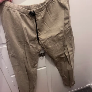 Beiga byxor  - Beiga byxor från Gramicci