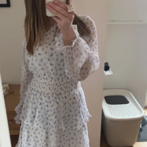 gina klänning - så fin klänning aldrig använda den har kvar prislappen , den är från gina men är i barnstorlek skulle säga att den motsvarar S