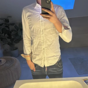 Burberry Skjorta - Säljer min burberry skjorta för att den är för liten, storleken är xs slimfit  Riktig snygg skjorta. Ny pris är runt 5000