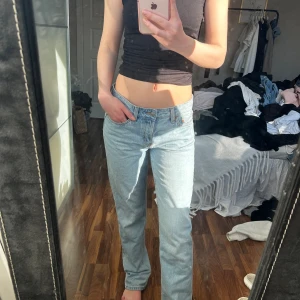 Jeans  - Säljer dessa jeans från lager157. Använda 1 gång och säljer då dom är lite för stora🩷
