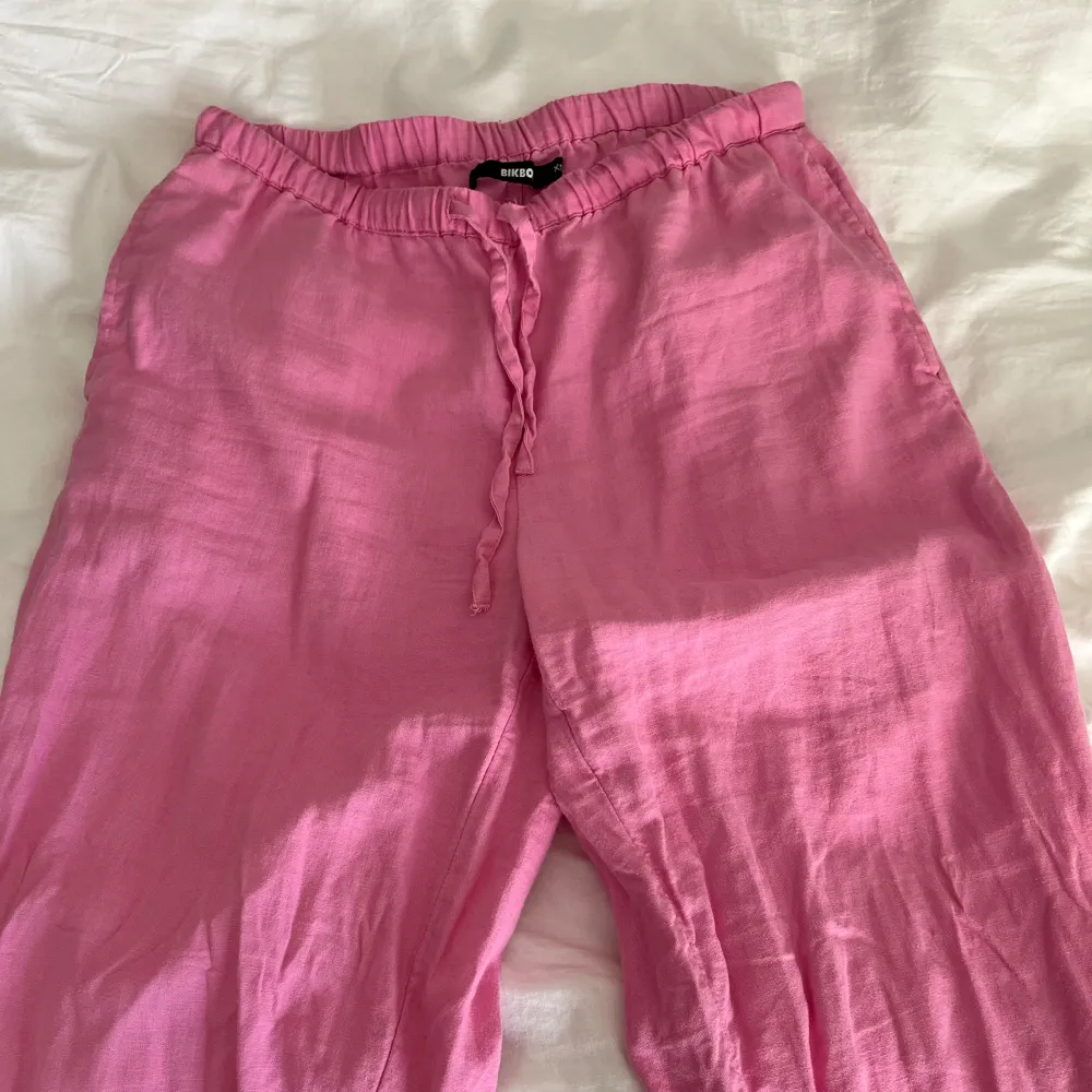 Säljer dessa rosa linnebyxor från Bikbok då dem inte kommer till användning. Som referens är jag ca 165 cm. Jeans & Byxor.