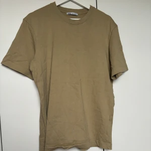 Beige t-shirt - Säljer en beige t-shirt (herr) i storlek M från Zara, funkar som oversized t-shirt med. Väldigt skön i materialet samt fint skick! Använd fåtal gånger!
