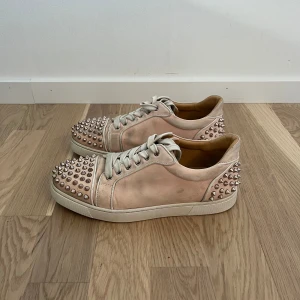 Christian Louboutin skor - Tjena! Säljer dessa Christian Louboutin skorna i använt skick. Inga skador på skorna bara lite smutsiga men går att tvätta bort. Tillkommer extra skosnören. Tveka inte o höra av dig om du har några frågor eller vill ha fler bilder!