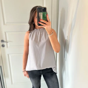 Sommartopp - Säljer min såå fina topp från hm. Den är grå/begie. Det är som skrynklat vid halsen. Super fin att ha på sommaren. Pris går att diskutera🤗skriv till mig om du undrar något💖