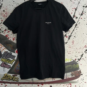 Balmain t shirt - Snygg balmain t shirt som knappt är använd men säljer för den e lite stor för mig. Inga skador på den och är som ny. Pris kan diskuteras 