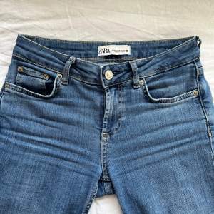 Lågmidjade bootcut jeans från Zara  (Säljs inte längre i butik) Använder dom inte längre men dom är i bra skick. Ordinarie pris: 499kr 