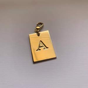 Helt ny och är guldpläterad passar perfekt till ett halsband 💞 Klicka gärna på köp nu eller kontakta 🤗