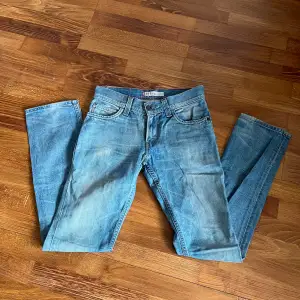 Supersnygga Lågmidjade Levis jeans. Jättefin detalj över fickorna 🙌 Inga defekter, passar bara tyvärr inte längre. Storlek 31/34!