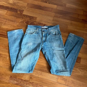 Lågmidjade Levis jeans  - Supersnygga Lågmidjade Levis jeans. Jättefin detalj över fickorna 🙌 Inga defekter, passar bara tyvärr inte längre. Storlek 31/34!