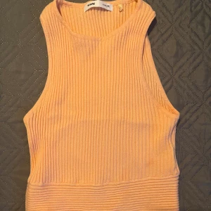 Ljusorange sommartopp i superskönt material!! 🫶🏼🫶🏼 - Säljer denna ljuvliga sommartopp då den inte kommer till användning. Har jättecoolt material och passar till verkligen allt! Typ lite ljusorange färg 🙏🏼 