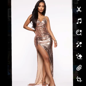 Balklänning - Superfin balklänning med prislapp på! Köpt för flera år sedan men den användes tyvärr aldrig. Nypris 800kr+frakt och tullavgifter som hamnade på cirka 1100kr. 