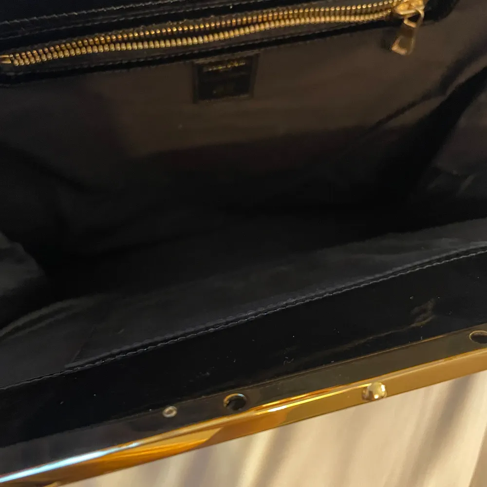 En superfin väska från Balmain x H&M. Väskan är en limiterad upplaga och finns därför inte att köpa längre. Den är gjord i grön mocka med gulddetaljer. Öppnad men aldrig använd, inga defekter och man får såklart med påsen💘pris kan diskuteras 💓. Väskor.