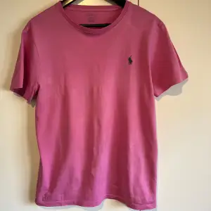 Säljer denna rosa t-shirten eftersom jag inte använder den. Den är i bra skick och har används vid två tillfällen.