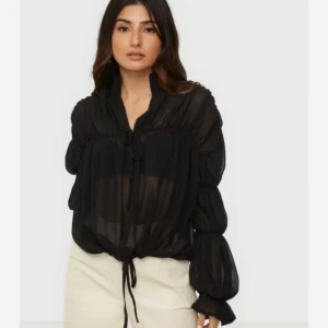 Blus - Säljer denna söta blus/topp från missguided i storlek 36!💕