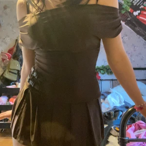 Urban outfitters klänning - Brun Urban outfitters klänning som är jätte stretchig och har shorts under kjolen <3