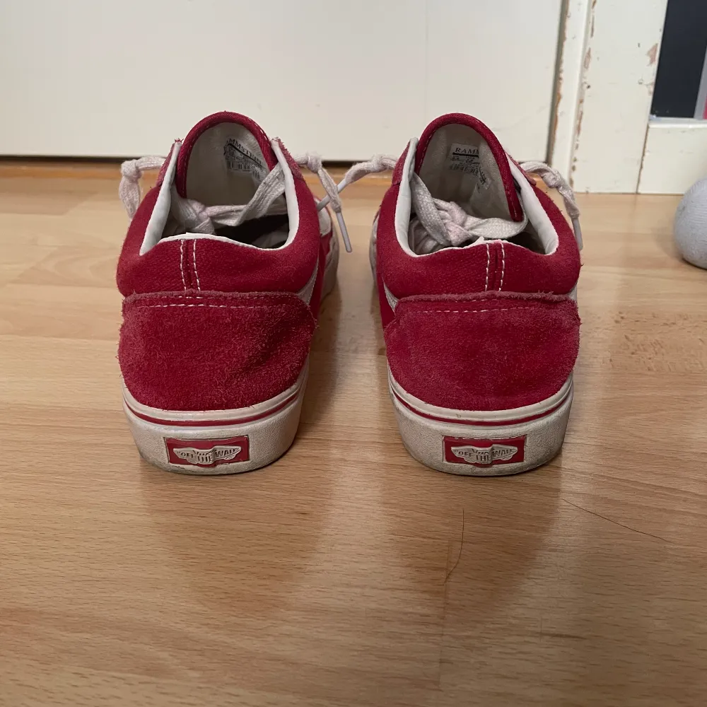 Säljer dessa sjukt snygga vans old skool i ett väldigt bra skick. Storleken är 41 och dom är normala i storlek. Nypriset på dessa är 850kr och mitt pris är 299. Självklart går priset att diskutera. Hör av dig vid minsta fundering. . Skor.