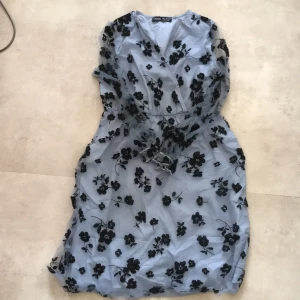 Klänning från Shein - Säljer en klänning från Shein eftersom den inte passar mig längre så den kommer inte till användning!💕 Den är i storlek 10-11yrs!💕Klänningen är i väldigt bra skick! Kontakta mig om du är intresserad!💕