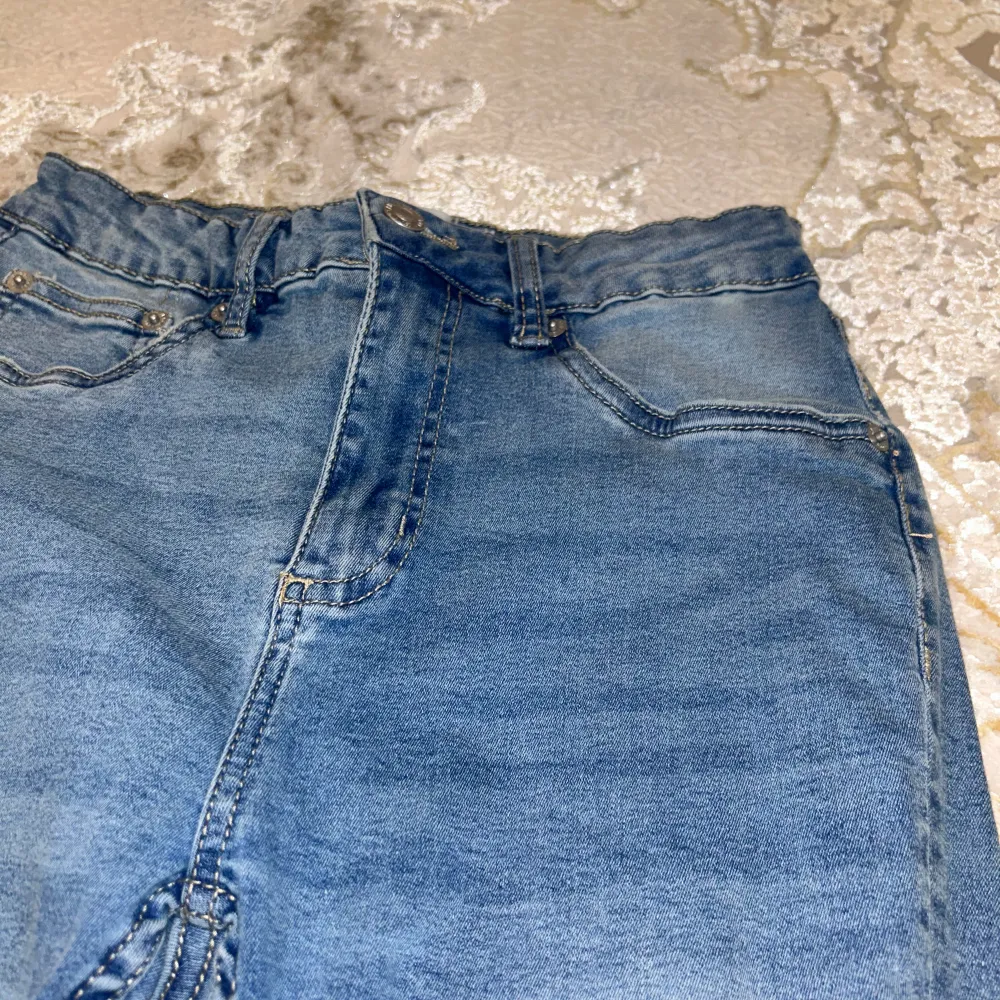 Ett annat par blåa jeans med lite ljusare nyans i storlek M. Köpta från lager 157. Jeansen är använda 3-4 gånger men är i bra skick. Original pris 200kr.. Farkut & Housut.