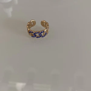 Guldfärgad ring - Guldfärgad ring från Ur o Penn. 