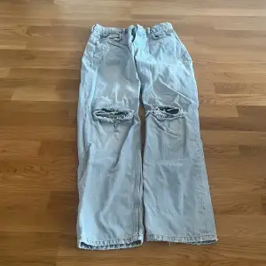 Ljus blåa jeans från Gina Tricot storlek 38. Använd 2-3 gånger, långa och passar även 39-40 Pris kan diskuteras 