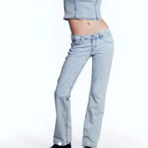 Lågmidjade ljusblåa bootcut jeans från H&M, finns typ aldrig i lager.  Har i både strl 34 och 36. Men säljer dessa i strl 34 nu! Dock är dessa som en strl 36 då dom är väldigt stretchiga.