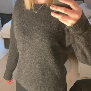 Stickad tröja - Stickad tröja från Vero Moda i svart/mörkgrå färg.💗