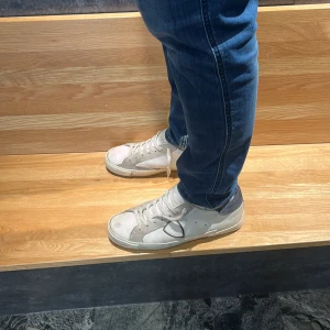 Philippe model - Tjena! Säljer nu mina tvär feta Philippe model skor som jag köpte för cirka 3 månader sen, har några defekter men mycket är bara smuts! Allt og finns inklusive kvitto från Cettire! Nypris är ca 4500kr. Vid mer bilder osv skriv gärna, MVH Harry!