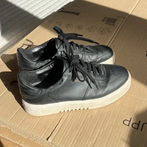 Axel arigato skor  - Snygga sneakers från Axel arigato! Väldigt bra skick, i storlek 44