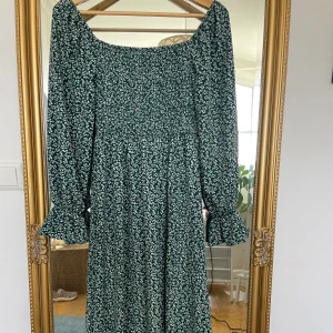 Blommig maxiklänning  - Säljer denna vackra maxiklänning i bomull och polyester! Den räcker till strax över anklarna på mig som är drygt 155cm och är av stretch material upptill, storleken skulle ja därav uppskatta till xs/s/m! Sparsamt använd och då utmärkt skick!💚💚