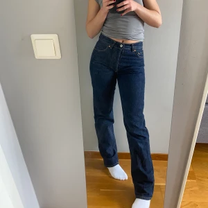 Mörkblå Mustang jeans strl 36 - Säljer mina favvo jeans från Mustang! Mörkblå jeans i fint skick i bra kvalitet. Midwaist. Superfin passform!💕🥰 nypris 950, säljer för 400🤩