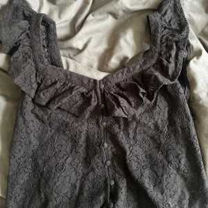 Topp - Säljer denna topp ifrån VILA Aldrig använd prislappen är kvar Skriv för bättre bilder eller frågor 💞