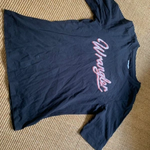 Jättesnygg wrangler t-shirt! - Jättefin wrangler t-shirt! Jag har bara använt den ett fåtal gånger! Den är i storlek small och jag tänker mig 130kr men det kan diskuteras! 