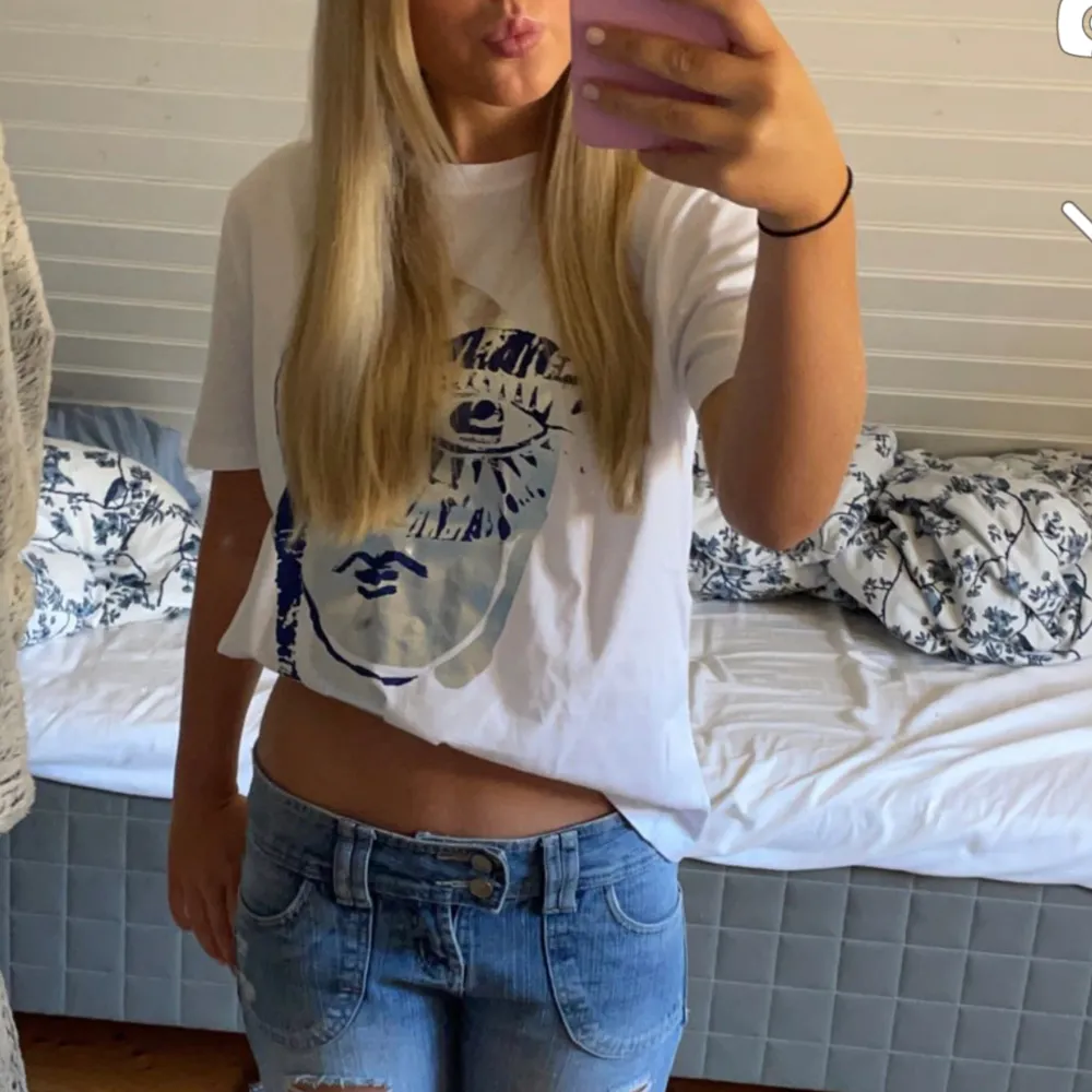 As snygg t shirt med tryck från Zara, använd fåtal gånger . T-shirts.