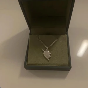 Maria Nilsdotter - Intressekoll på mitt ”You & Me” halv hjärta halsband från Maria Nilsdotter i silver! Super fint skick❤️Om ni undrar hur det ser ut på så har jag flera annonser med halsbandet på. Längd 45 cm🥰