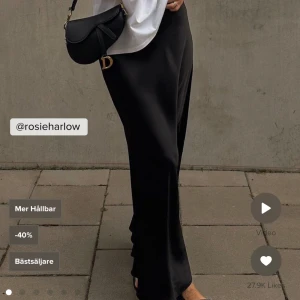 Kjol från NAKD - *lånade bilder* Säljer denna så fina satinkjol från NAKD, aldrig använd så helt ny!! Köpt för 599