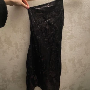Paljett klänning - Mini klänning för fest. Använt 1 gång och tyckte den var lite kort på mig.