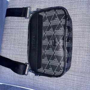 Lacoste väska - Lacoste väska nyskick Kostar 1500kr ny 