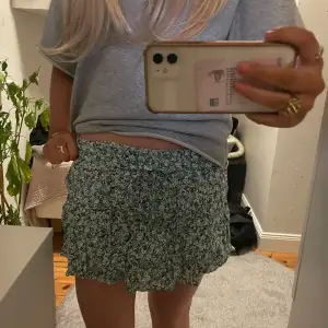 Supersöt kjol från zara med inbyggda shorts Grön/vit